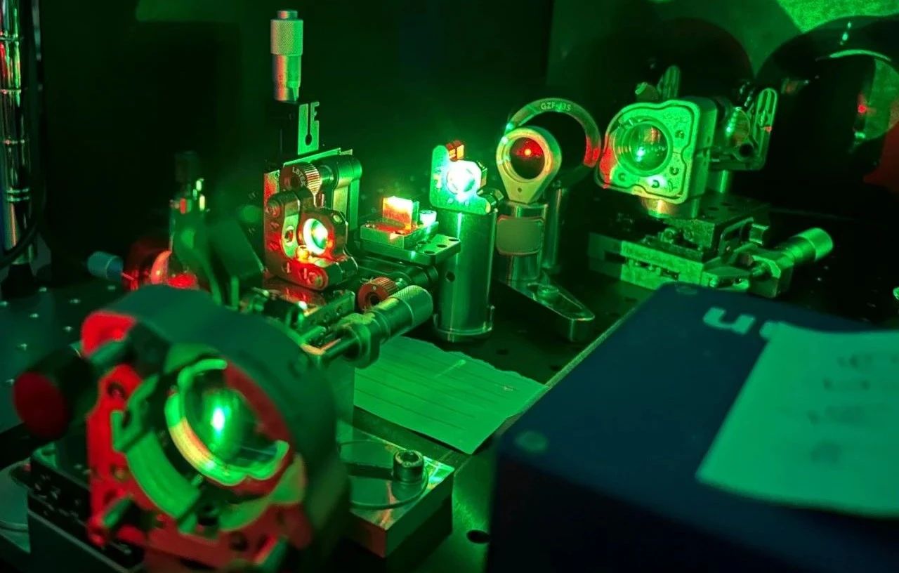 最高功率输出！瓦量级GHz重复频率飞秒光参量振荡器 | OE NEWS
