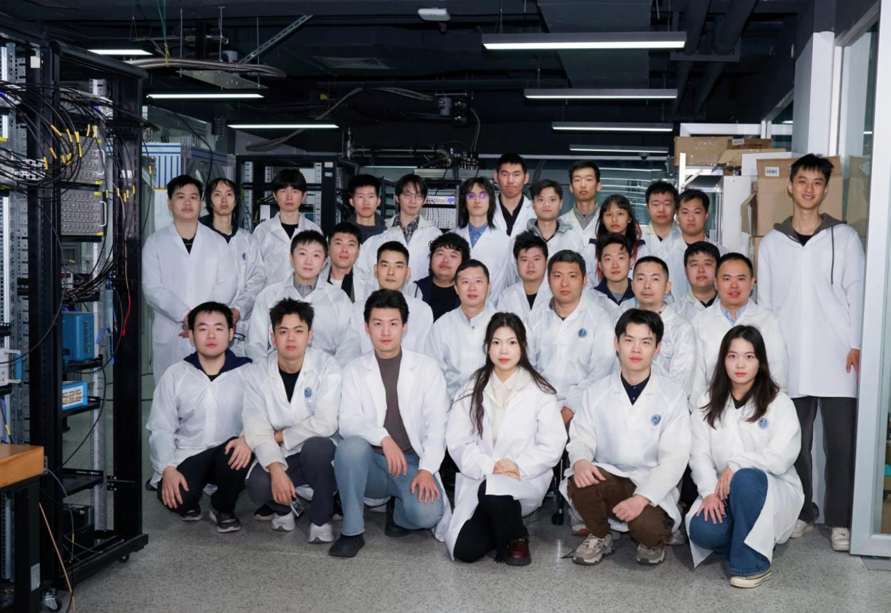硅基量子计算进阶:这支团队同时解决了逻辑计算和错误探测 硅基量子计算进阶:这支团队同时解决了逻辑计算和错误探测